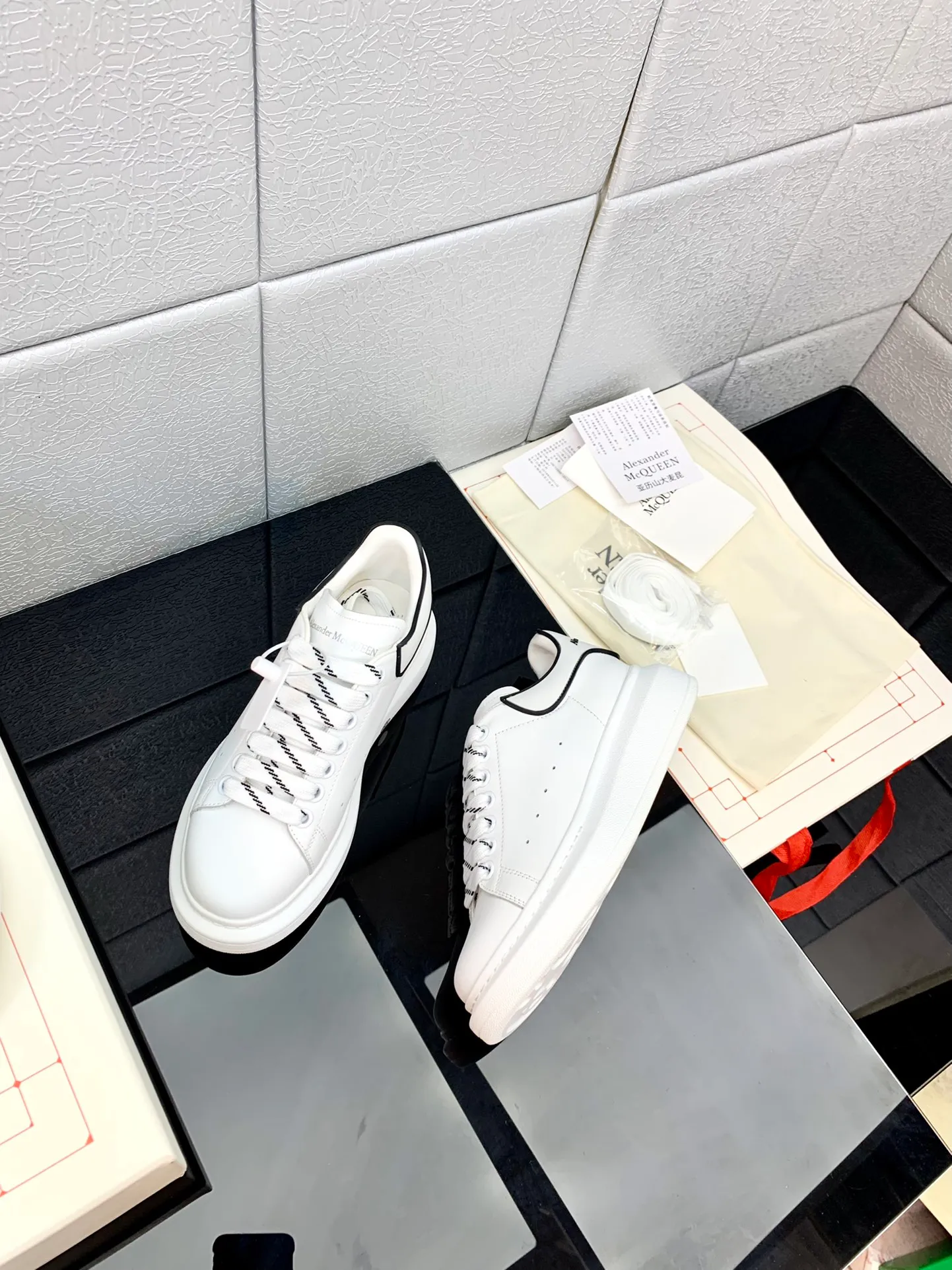 👟👟Ex-factory price 480👟👟 Women's Shoes Factory Women's Shoes Women's Clothes The latest McQueen white shoes original 1⃣: 1⃣ perfect reproduction ☑ Delivery of the latest counter full set of packaging 🎁Full range of colors and styles constantly updated🥳🥳 🔺Fabric: Customized original matte silk cowhide 🔺Inner lining: imported water-dyed sheepskin lining/original customized soft cowhide pad 🔺Feet: super clear high temperature air pressure logo➕soft latex pad 🔺Outsole: rubber T👟👟Ex-factory price U vacuum bottom/I👟👟Ex-factory price original foam bottom, thick bottom about 4cm